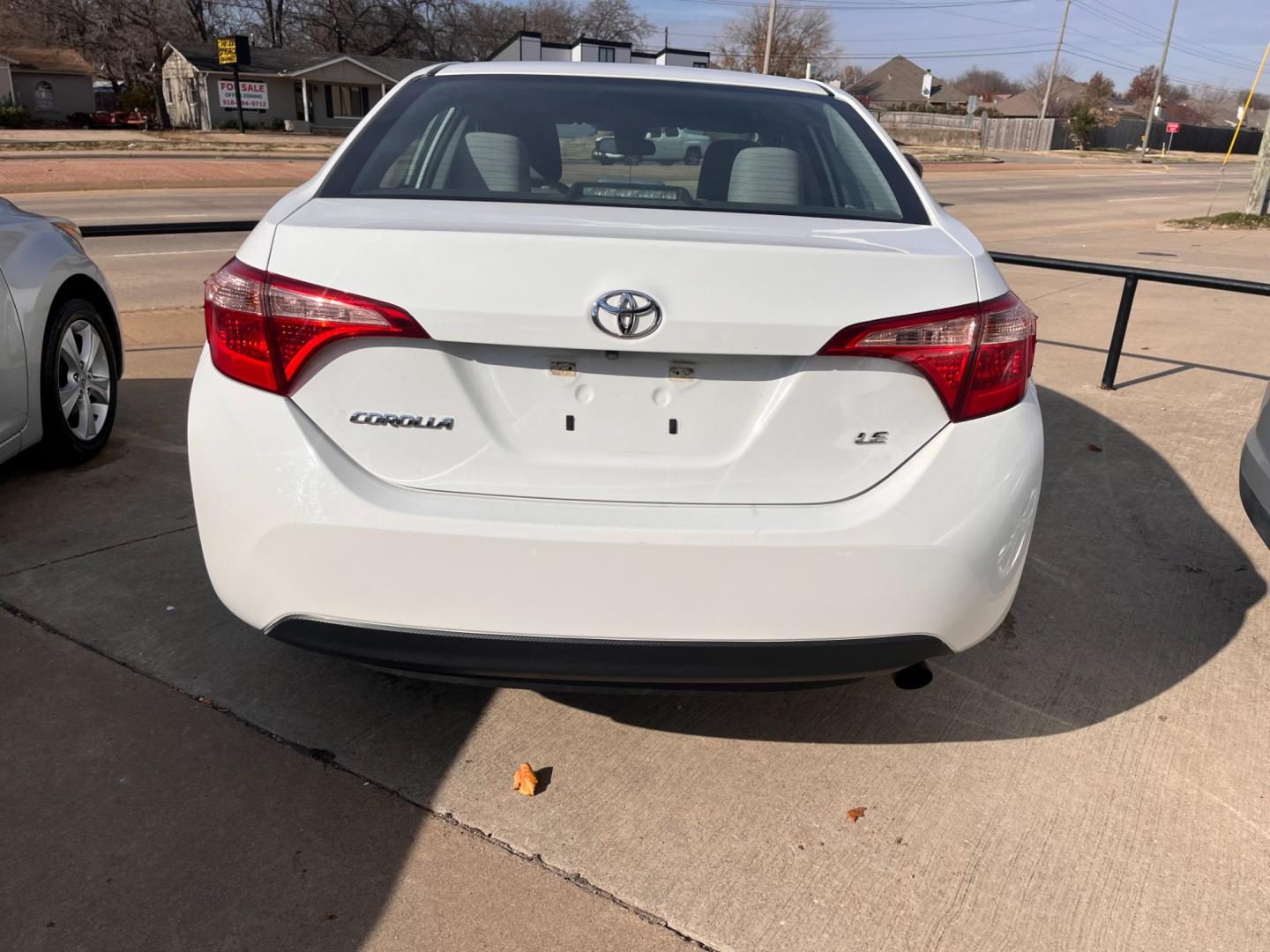 2018 WHITE TOYOTA COROLLA SE; LE; XLE; SE 6M (5YFBURHE6JP) with an 1.8L L4 DOHC 16V engine, 6M transmission, located at 8101 E. Skelly Dr., Tulsa, OK, 74129, (918) 592-3593, 36.121891, -95.888802 - Photo#4